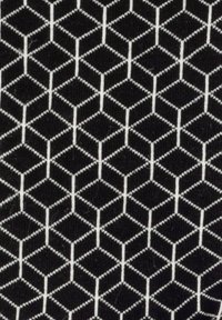 Svart tyg med ett upprepande geometriskt mönster av vita hexagoner och diamanter, vilket skapar ett texturerat och strukturerat utseende.