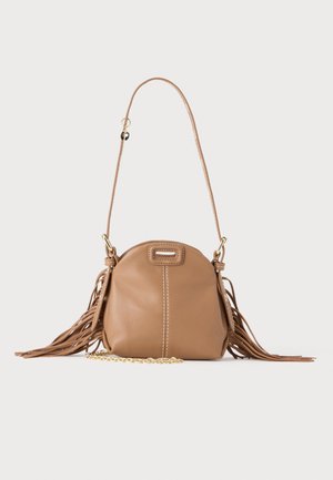 Petit sac à bandoulière en cuir fauve avec longue bandoulière, détail chaîne dorée et franges des deux côtés sur un fond neutre.