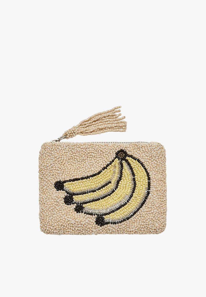 Pochette beige perlée avec tirette pompon, décorée d’un groupe de bananes jaunes bordées de perles noires.