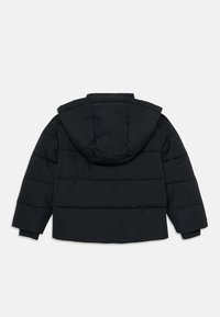 Veste d'hiver noire rembourrée avec capuche et manches longues, vue de dos sur fond blanc.