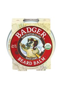 Runde Dose mit Badger Beard Balm, etikettiert mit "Navigator Class." Verfügt über ein farbenfrohes Design mit einem Cartoon-Wiesel, einer Bio-Zertifizierung und einem Kartenhintergrund.
