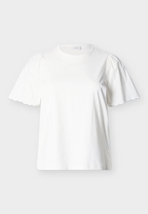 Λευκό μπλουζάκι με κοντά μανίκια και κυματιστές φουσκωτές πτυχώσεις στα μανίκια, με στρογγυλή λαιμόκοψη, παρουσιάζεται σε απλό φωτεινό γκρι φόντο.