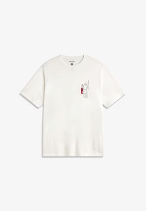 Weißes T-Shirt mit kurzen Ärmeln und einer kleinen Linienzeichnung eines Fischers, der auf der linken Brustseite einen roten Fisch hält.