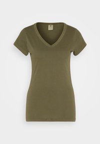 Oliwkowa bawełniana koszulka z dekoltem w serek i krótkimi rękawami. Charakteryzuje się dopasowanym krojem oraz małym logotypem w pobliżu dekoltu.