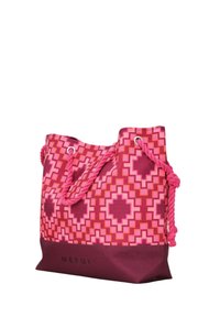 Borsa a tracolla colorata caratterizzata da un motivo geometrico nelle tonalità del rosa, con manici intrecciati rosa e una base di un rosa scuro in contrasto. Il testo recita "MEFUI."