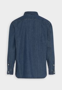 Donkerblauwe denim overhemd met lange mouwen, een kraag, knopenmanchetten en een rechte zoom. Gelijke textuur met subtiele stikdetails.