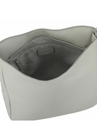 Sac à bandoulière en cuir gris clair avec une surface texturée. Intérieur spacieux, comprenant une poche zippée et un revêtement lisse.