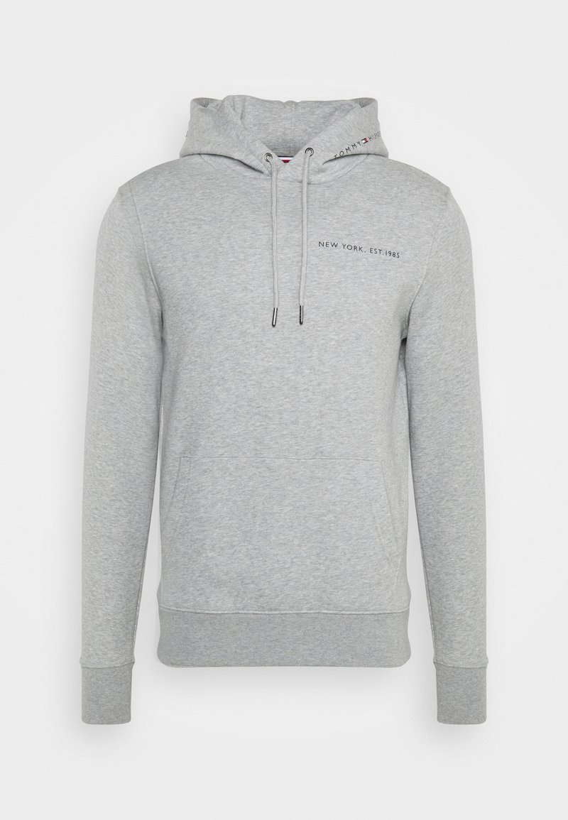 Sweat à capuche gris clair avec poche avant, cordons et petit texte "NEW YORK. EST. 1985" sur la poitrine.