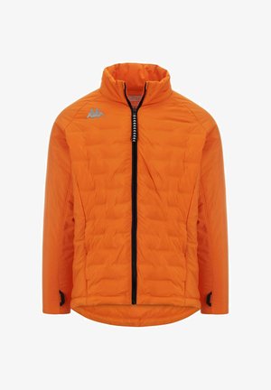 Giacca imbottita arancione con colletto alto, zip frontale e accenti neri. Presenta un logo sul lato sinistro del petto e regolazioni ai polsini.