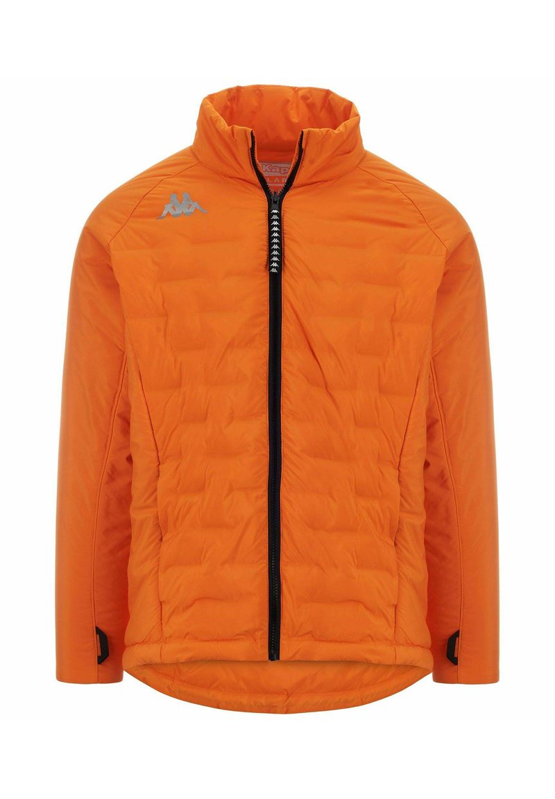 Giacca imbottita arancione con colletto alto, zip frontale e accenti neri. Presenta un logo sul lato sinistro del petto e regolazioni ai polsini.
