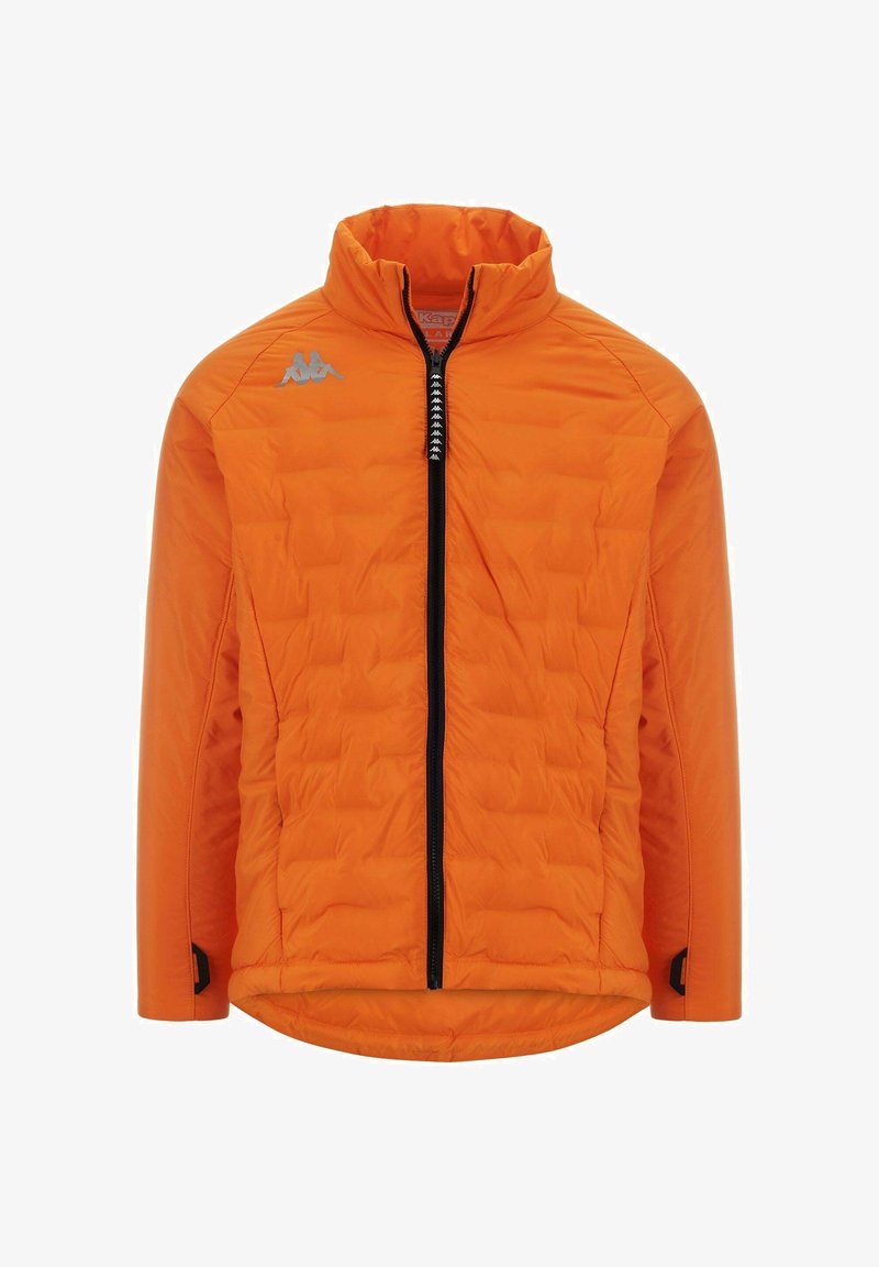 Giacca imbottita arancione con colletto alto, zip frontale e accenti neri. Presenta un logo sul lato sinistro del petto e regolazioni ai polsini.
