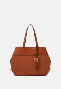 Brun läder tote-väska med en strukturerad form, prydd med en logotypcharm i guldton och fransdetalj, accentuerad med svarta kanter.