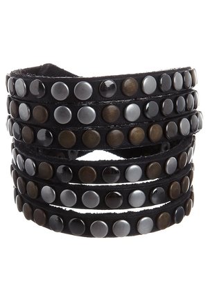 Sort læderarmbånd med flere rækker af runde metalnitter i sølv, sort og bronze.