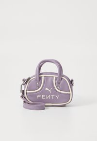 Geantă mini lavandă cu margini albe, mânere duble, curea detasabilă și logo "FENTY" cu emblema Puma pe față.
