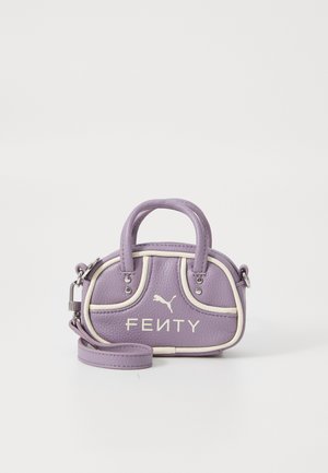 Levandų mini rankinė su baltais akcentais, dvigulėmis rankenomis, nuimama petneša ir "FENTY" logotipu su Puma emblema priekyje.