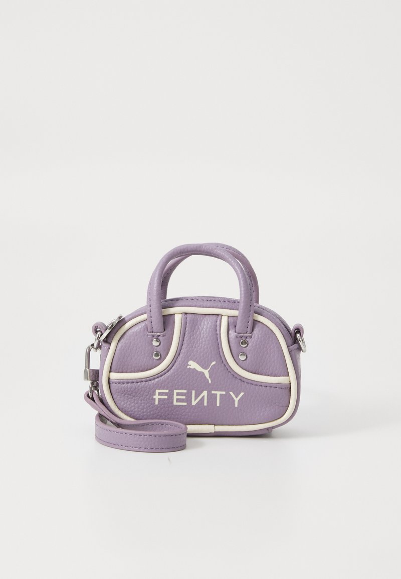 Geantă mini lavandă cu margini albe, mânere duble, curea detasabilă și logo "FENTY" cu emblema Puma pe față.