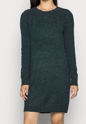 Robe en tricot bleu canard foncé avec un col rond, des manches longues et une coupe droite. Le tissu a une texture douce avec des variations subtiles.