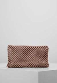 Pochette rectangulaire rose avec une texture à pois ornée. Fabriquée en matériau doux, elle présente une finition lisse et des bords arrondis.
