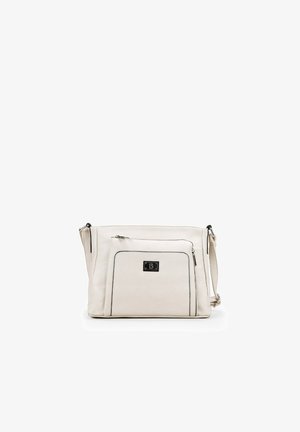 Bolso de cuero blanco con cierre de cremallera, bolsillo frontal con un acento de borde negro, correa ajustable y forma rectangular.