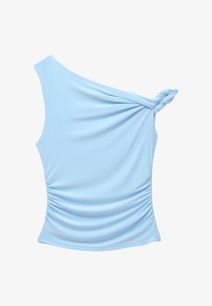 Asymmetrische blouse met één schouder in lichtblauw, gemaakt van gladde stof, met een gedraaide schouderdetail en geplooide zijkanten.
