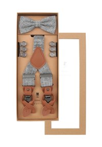 Graue Stoffhosenträger mit braunen Lederakzenten, einschließlich einer passenden Fliege und Metallclips. Verpackt in einer Kartonschachtel.