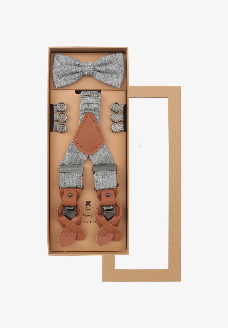 Graue Stoffhosenträger mit braunen Lederakzenten, einschließlich einer passenden Fliege und Metallclips. Verpackt in einer Kartonschachtel.