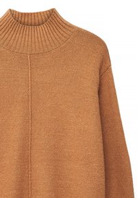 Pruun kudumisega kampsun, millel on sooniline kõrge krae ja pikad varrukad, ning vertikaalne õmblus keskelt esiküljel.