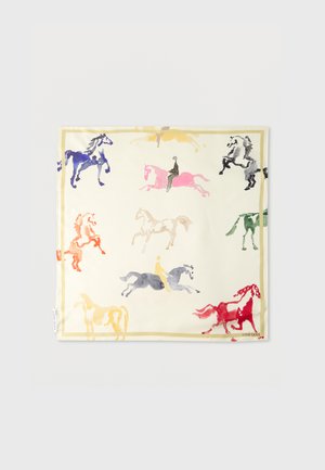 Hodvábna šatka s akvarelovými koňmi v rôznych farbách, jeden jazdec na ružovom koni, krémové pozadie, malý text "Stine Goya" v rohu.