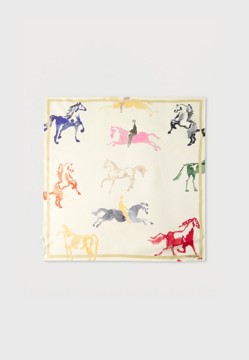 Μεταξωτό φουλάρι με άλογα σε υδατοχρωματικό στυλ σε διάφορα χρώματα, ένας αναβάτης σε ροζ άλογο, κρεμ φόντο, μικρό κείμενο "Stine Goya" στη γωνία.