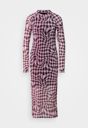 Langemouwen jurk met een aansluitende silhoutte, met een roze en zwarte geruite patroon in een doorschijnende, gestructureerde stof. Hoge halslijn.