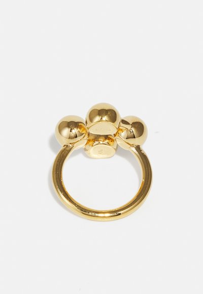 Gouden ring met drie bolvormige accenten aan de bovenkant. De band is glad en glanzend, wat een gepolijste uitstraling creëert.
