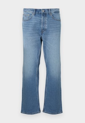 Férfi kék farmernadrág enyhén bővülő szárakkal, elöl gombbal és cipzárral, öt zsebes kialakítással, a márka logójával az aprópénz zsebén.