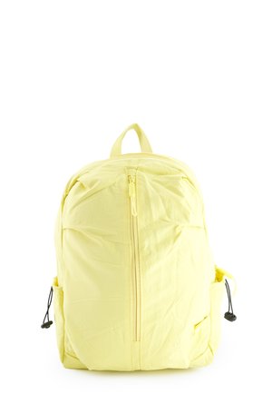 Żółty plecak materiałowy z pionową kieszenią na froncie na suwak oraz bocznymi regulowanymi przegródkami ze sznurkiem.