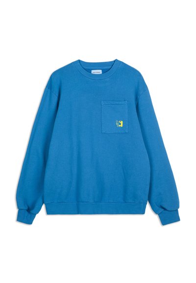 Sudadera azul de manga larga con un bolsillo en el pecho que presenta un pequeño diseño abstracto amarillo. Puños y dobladillo de canalé.