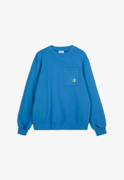 Sudadera azul de manga larga con un bolsillo en el pecho que presenta un pequeño diseño abstracto amarillo. Puños y dobladillo de canalé.