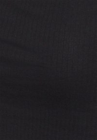 Tecido preto canelado, com riscas verticais e uma textura suave, criando uma aparência lisa e estruturada.