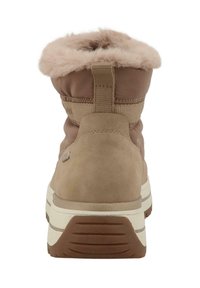 Bruine enkelboot met een zachte nepbonten kraag, van suede materiaal, en een dikke witte en bruine zool; voorzien van een trekhaak aan de achterkant.