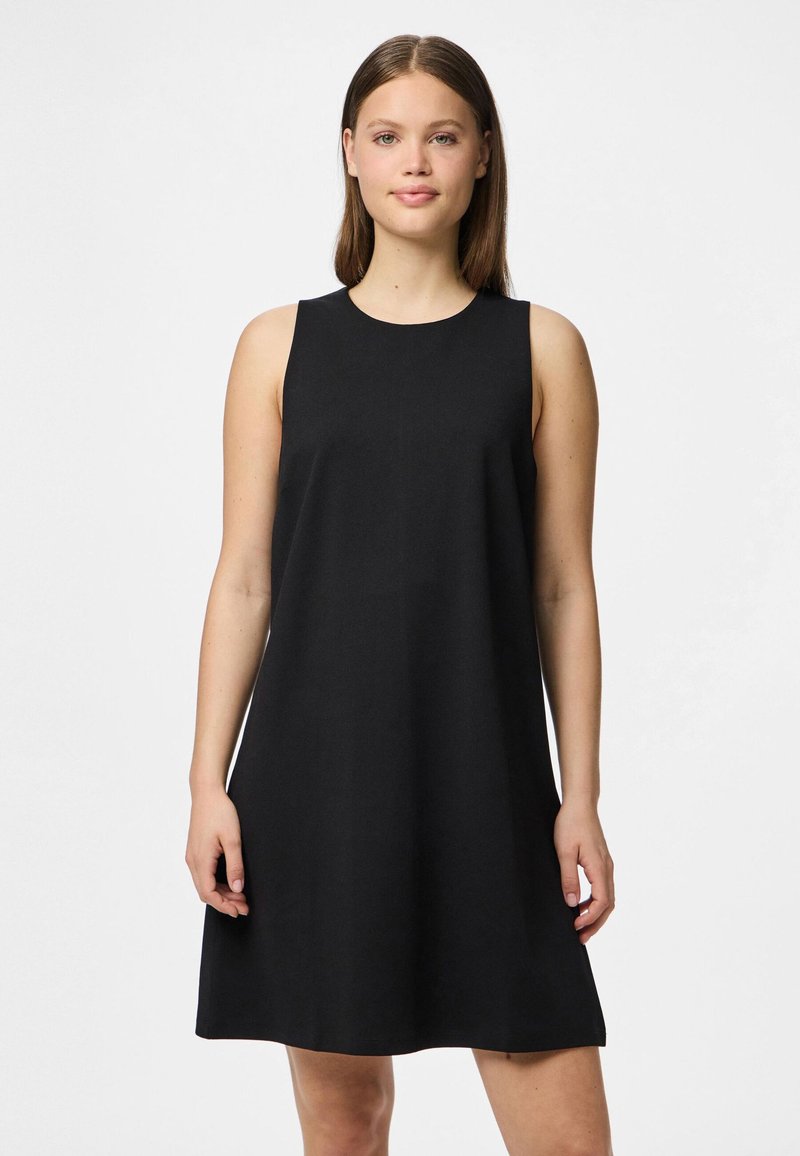 Juoda suknelė be rankovių, su apvaliu iškirpimu, A formos siluetu, lygaus audinio ir iki kelių ilgio. Minimalistinis dizainas be matomų raštų.