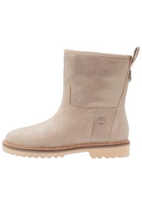 Béžové surové kotníkové boty s kulatou špičkou, texturovaným povrchem, prošívanými detaily a smyčkou na zadní straně pro snadné obutí. Gumová podešev.