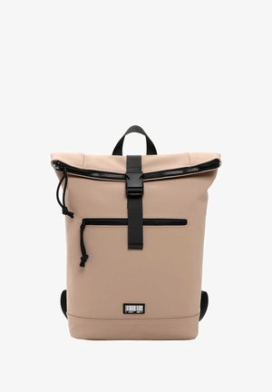 Zaino roll-top beige realizzato in materiale liscio, dotato di una cerniera nera, spallacci regolabili e una tasca frontale con cerniera.