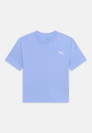 Maglietta a maniche corte color azzurro chiaro con collo tondo e piccolo logo Puma bianco sul petto sinistro, mostrata su uno sfondo semplice.