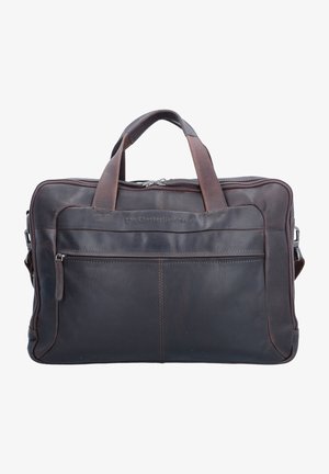 Valigetta in pelle marrone scuro con doppi manici, chiusura a cerniera, tasca frontale e dettagli di cucitura a contrasto. Design elegante e rettangolare.