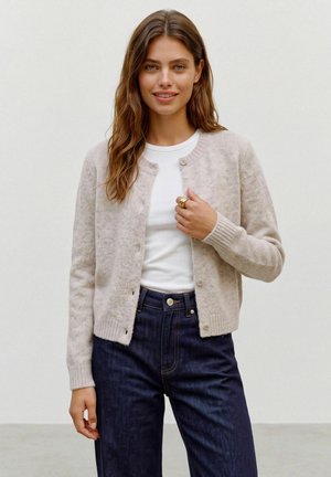 Vero Moda, VMNOVAH LS O-NECK BUTTON CARDI GA NOOS - Gilet - pumice stone