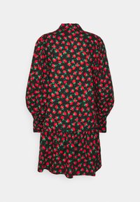 Vestido preto com um padrão floral que apresenta flores vermelhas e folhas verdes. Mangas longas, gola e uma bainha com babados em um corte solto.