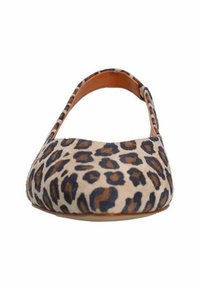 Leopardenprint platte schoen met een zachte suède buitenkant, ronde neus en een laag uitgesneden ontwerp. Beschikt over tan leren accenten aan de binnenkant.