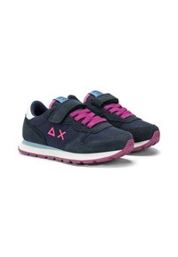 Sneakers in camoscio blu navy con lacci e dettagli rosa, suola bianca e azzurro chiaro, cinturino in VELCRO e motivi geometrici sul lato.