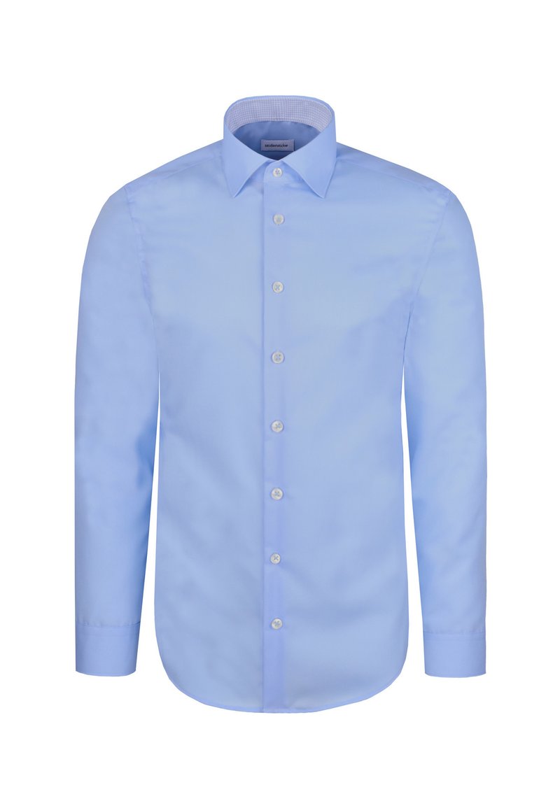 Jasnoniebieska koszula z długim rękawem, z wyostrzonym kołnierzykiem i białymi guzikami z przodu, wyeksponowana na białym tle.