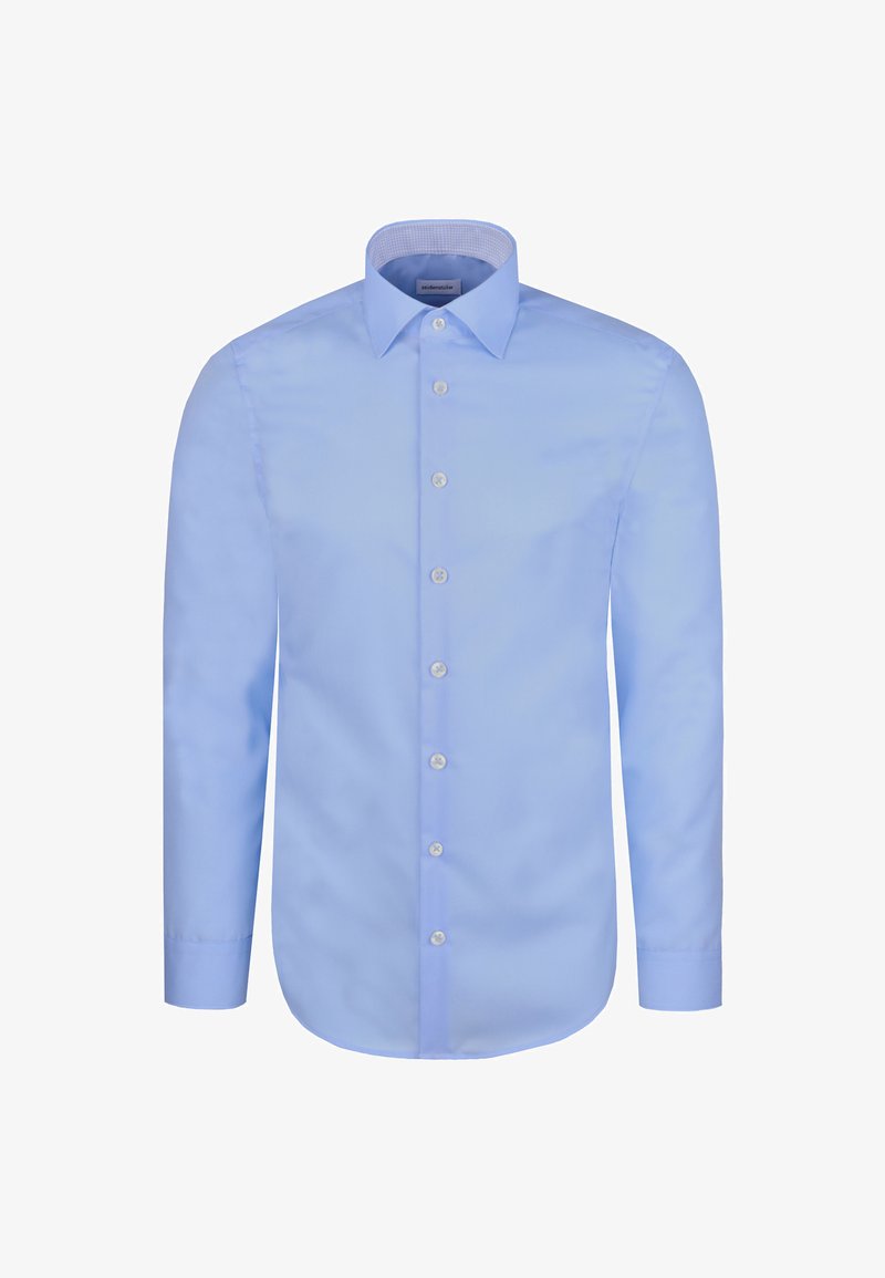 Jasnoniebieska koszula z długim rękawem, z wyostrzonym kołnierzykiem i białymi guzikami z przodu, wyeksponowana na białym tle.