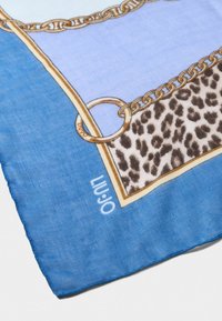 Foulard en soie avec un dégradé de bleu, orné d'un motif de chaîne dorée et d'imprimé léopard. Logo "LIU•JO" imprimé en blanc sur le tissu bleu.