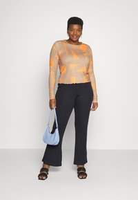 Noisy May Curve NMPASA FLARED PANTS CURVE - Calças - black
